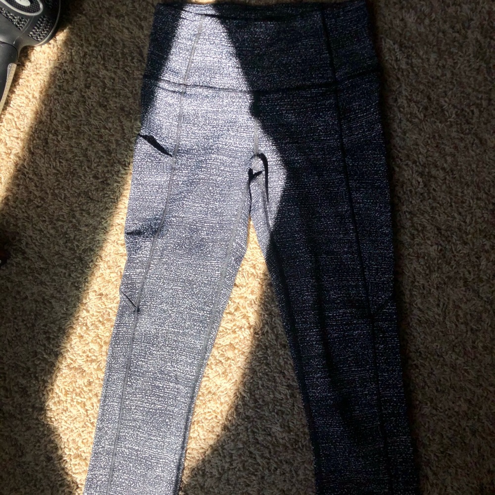 Black and white lulu cropped leggings!